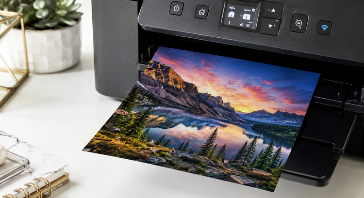 Inkjet printer producing a borderless photo print on glossy paper